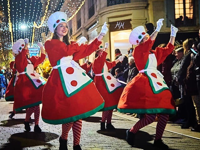 Groupe de danseurs lors d'une parade de noel par scape show